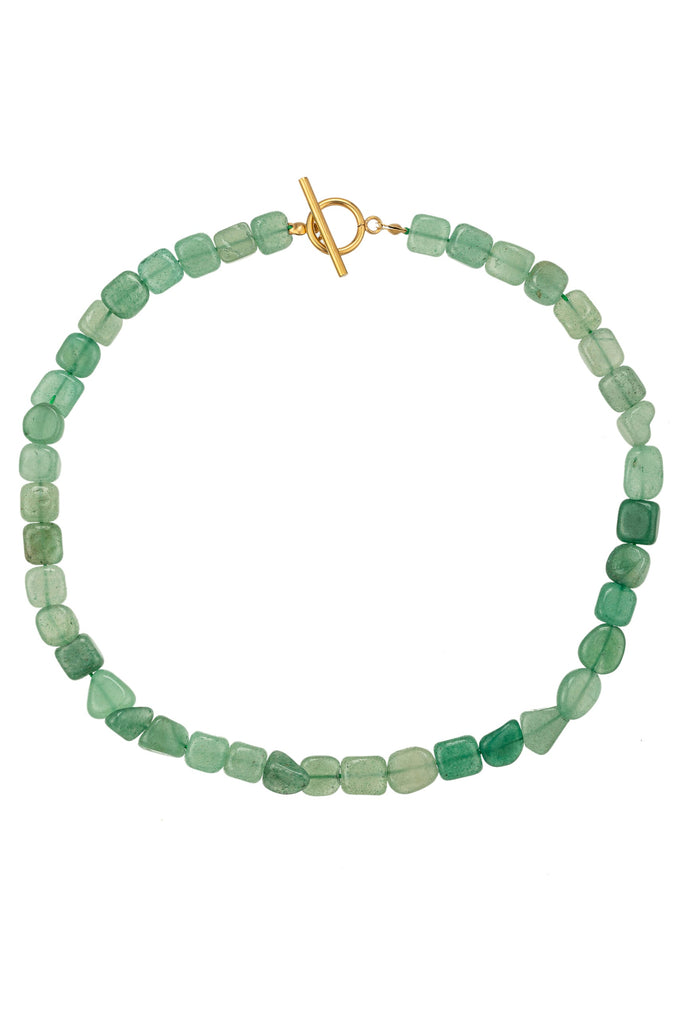 Elevate your style with this beaded necklace featuring stunning agate stones, a natural and captivating accessory for a chic look.