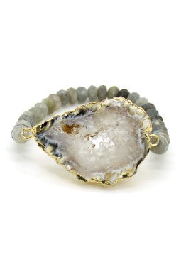 Labordorite beaded bracelet with an agate center stone.