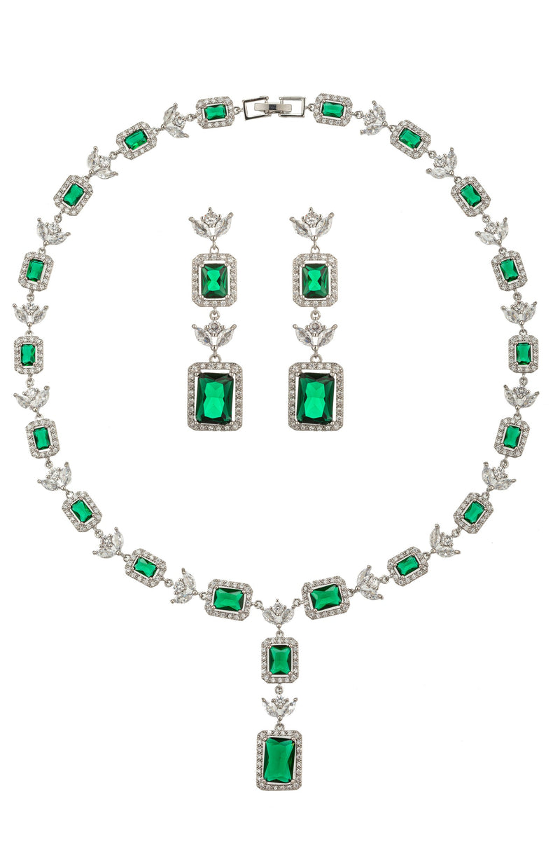 Make a bold statement with this necklace adorned with cubic zirconia, a dazzling accessory that captures attention