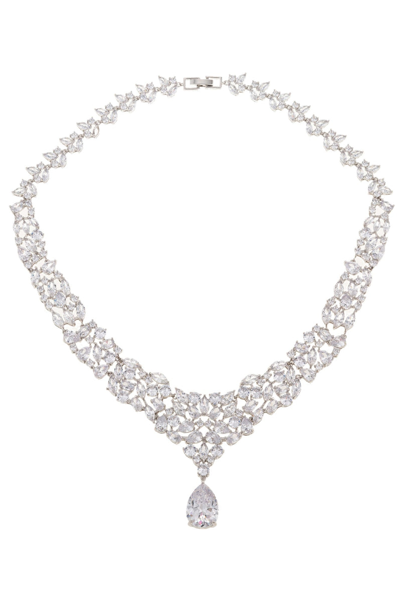 Shine with elegance wearing the "Leia" necklace and earring set, featuring cubic zirconia crystals on rhodium-plated metal for a stunning and sophisticated look.
